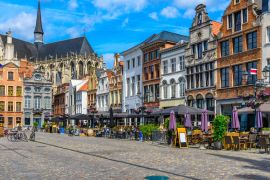 Lais Puzzle - Grote Markt in Mechelen, Belgien. Mechelen ist eine Stadt und Gemeinde in der Provinz Antwerpen, Flandern, Belgien - 2.000 Teile