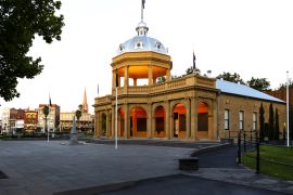 Lais Puzzle - Das Bendigo War Memorial und Museum auf der Paul Mall in der historischen Goldgräberstadt Bendigo, Victoria, Australien - 2.000 Teile