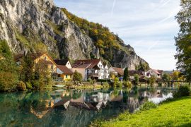 Lais Puzzle - Idyllischer Blick auf das Dorf Markt Essing in Bayern, Deutschland, mit der Altmühl und hohen Felsen - 2.000 Teile