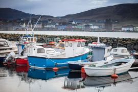 Lais Puzzle - Farbenfrohe kleine Fischerboote im Hafen von Scalloway, Shetland-Inseln, Schottland - 2.000 Teile