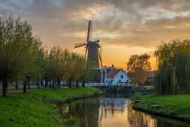 Lais Puzzle - Typisch holländische Landschaft mit einer Gracht und einer Windmühle bei Sonnenuntergang, in Etten-Leur, Nordbrabant - 2.000 Teile