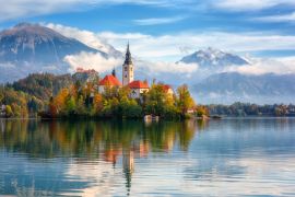 Lais Puzzle - Berühmter alpiner Bleder See (Blejsko jezero) in Slowenien, wunderschöne Herbstlandschaft. Scenic Blick auf den See, Insel mit Kirche, Burg Bled, Berge und blauer Himmel mit Wolken, Outdoor-Reise Hintergrund - 2.000 Teile