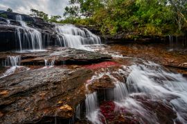 Lais Puzzle - Der Regenbogenfluss oder Fünf-Farben-Fluss ist in Kolumbien einer der schönsten Naturorte, er heißt Crystal Canyon - 2.000 Teile