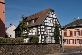 Lais Puzzle - Das alte Rathaus in Wöllstadt in der Wetterau in Hessen - 2.000 Teile