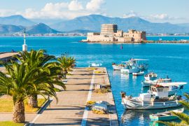 Lais Puzzle - Strandpromenade der Stadt Nauplia und Festung Bourtzi auf einer kleinen Insel in Griechenland - 2.000 Teile