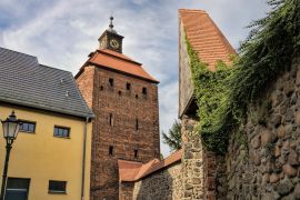 Lais Puzzle - kontrast alter und neuer architektur in bernau bei berlin, deutschland - 2.000 Teile