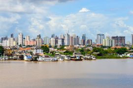Lais Puzzle - Belem / Brasilien. Blick auf den Fischerhafen in Belem, viele bunte Fischerboote und reiche Gebäude im Hintergrund - 2.000 Teile