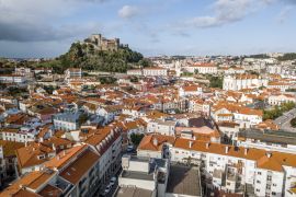 Lais Puzzle - Luftaufnahme von Leiria mit roten Dächern und Burg auf dem Hügel, Portugal - 2.000 Teile
