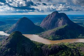 Lais Puzzle - Guainía, Kolumbien. Der große und erstaunliche Berg von Mavicure, Pajarito (Little Bird) - 2.000 Teile