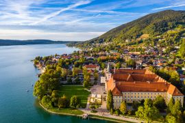 Lais Puzzle - Tegernsee, Deutschland. Der Tegernsee in Rottach-Egern (Bayern), Deutschland, nahe der österreichischen Grenze. Luftaufnahme des Tegernsees in den bayerischen Alpen. Bad Wiessee. Tegernsee in Bayern. - 2.000 Teile