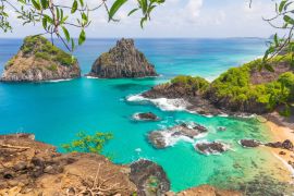 Lais Puzzle - Blick auf Morro dos Dois Irmãos und Baia dos Porcos in Fernando de Noronha, einer paradiesischen tropischen Insel vor der Küste Brasiliens - 2.000 Teile