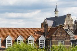 Lais Puzzle - Panoramablick. Orangene Dachziegel und Sint Elizabeth Kirche. Festungsstadt Grave, Die Niederlande - 2.000 Teile