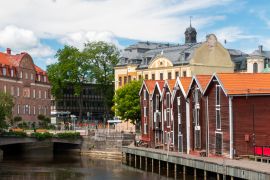 Lais Puzzle - Hudiksvall eine Stadt in der Provinz Gävleborgs län, Ostschweden mit schönen Holzhäusern - 2.000 Teile