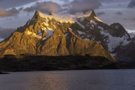Lais Puzzle - Sonnenaufgang über Cuernos del Paine, Lago Pehoe, Nationalpark Torres del Paine, chilenisches Patagonien, Chile, Südamerika - 2.000 Teile