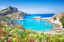 Lais Puzzle - Lindos - Panoramablick auf die Bucht von St. Paul mit der Akropolis von Lindos im Hintergrund (Rhodos, Griechenland) - 2.000 Teile