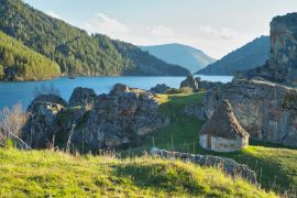 Lais Puzzle - Alba de los Cardaños und Reservoir von Camporredondo in der Provinz Palencia, Castilla und Leon, Spanien - 2.000 Teile