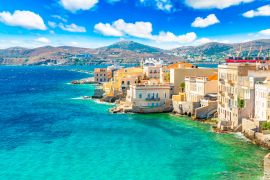 Lais Puzzle - Farbenfrohe Landschaft der griechischen Insel Syros. Ermoupoli Stadt entlang des Ägäischen Meeres, Griechenland - 2.000 Teile