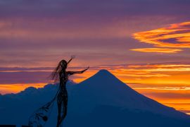 Lais Puzzle - Zoomaufnahme der schönen Sonnenaufgangsfarben am Ufer des Llanquihue-Sees mit dem unverwechselbaren Vulkan Osorno im Hintergrund - 2.000 Teile