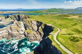 Lais Puzzle - Erstaunliche, von Wellen umspülte Kerry Cliffs, die spektakulärsten Klippen im County Kerry, Irland. Touristenattraktionen auf der berühmten Ring of Kerry-Route - 2.000 Teile