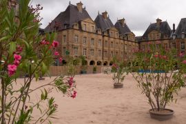 Lais Puzzle - Strand Place Ducale im Sommer in Charleville Mezieres, Franrkeich - 2.000 Teile