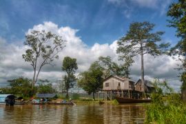 Lais Puzzle - Flöße und Häuser am Fluss Ucayali an einem sonnigen Tag, Peru - 2.000 Teile