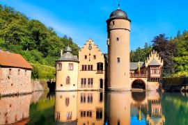 Lais Puzzle - Mittelalterliches Schloss Mespelbrunn in Bayern, Deutschland mit Spättagsreflexionen im Burggraben - 2.000 Teile