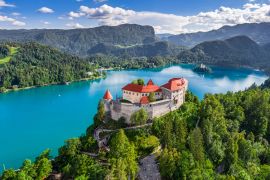 Lais Puzzle - Bled, Slowenien - Panoramablick aus der Luft auf die wunderschöne Burg Bled (Blejski Grad) mit dem Bleder See (Blejsko Jezero), der Kirche Maria Himmelfahrt und den Julischen Alpen im Hintergrund an einem Sommertag - 2.000 Teile