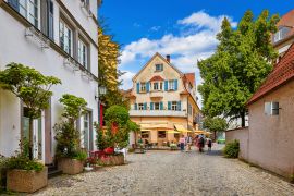 Lais Puzzle - Gemütliche Straße in der malerischen bayerischen Stadt Lindau am Bodensee in Deutschland. Traditionelle alte deutsche Häuser mit Cafe. Sonniger Sommertag. - 2.000 Teile
