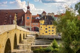 Lais Puzzle - Die Altstadt von Regensburg mit der Steinernen Brücke im Vordergrund - 2.000 Teile