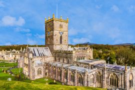 Lais Puzzle - Panoramablick auf die St. David's Cathedral in St Davids, Pembrokeshire, Wales, UK - 2.000 Teile