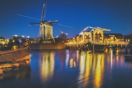 Lais Puzzle - Stadtbild - Abendansicht des Stadtkanals mit Zugbrücke und Windmühle, die Stadt Leiden, Niederlande - 2.000 Teile