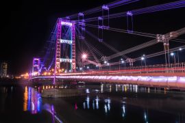 Lais Puzzle - Nachtansicht der Brücke Ingeniero Marcial Candioti mit ihrer LED-Beleuchtung - 2.000 Teile