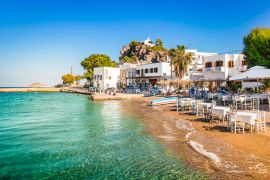 Lais Puzzle - Insel Patmos, Griechenland. Dorf Skala und Hafenansicht mit Strand am Hafen - 2.000 Teile