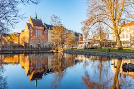 Lais Puzzle - Schöne Gebäude entlang des Flusses Svartan in Orebro, Schweden - 2.000 Teile