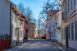 Lais Puzzle - Schöne alte Holzhäuser in Wadkoping historisches Viertel von Orebro, Schweden - 2.000 Teile