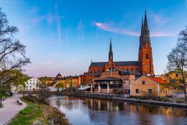 Lais Puzzle - Sonnenuntergang Blick auf Uppsala Kathedrale reflektierend auf Fluss Fyris in Schweden - 2.000 Teile