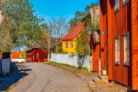 Lais Puzzle - Blick auf traditionelle Holzhäuser in der Altstadt Gamla Linkoping, Schweden - 2.000 Teile