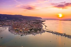 Lais Puzzle - Lefkas (Lefkada) Stadt, tolle Aussicht auf den kleinen Hafen für die Fischerboote mit der schönen Holzbrücke und der Promenade, Ionische Insel, Griechenland - 2.000 Teile