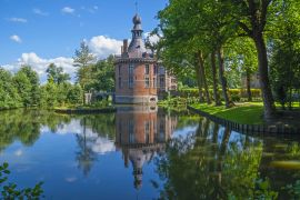Lais Puzzle - Spiegelung des Schlosses Ooidonk an einem Sommertag in der Region des Flusses Leie in der Nähe von Gent (Ghent auf Englisch), Belgien - 2.000 Teile