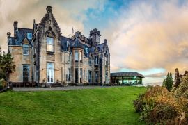 Lais Puzzle - Stonefield Castle bei Sonnenuntergang mit hellen grünen Rasen in der Front und einige kleine Büsche auf der rechten Seite in Argyll und Bute Schottland Vereinigtes Königreich - 2.000 Teile