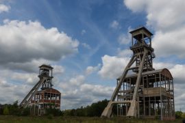 Lais Puzzle - Ein dramatischer Himmel mit einem ehemaligen Aufzugsschacht für die Kohleminen in Maasmechelen, Belgien, der heute zu einem kostenlosen öffentlichen Park umgestaltet wurde. - 2.000 Teile