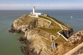 Lais Puzzle - Der South Stack-Leuchtturm wurde auf dem Gipfel einer kleinen Insel vor der Nordwestküste von Holy Island, Anglesey, Wales, errichtet. - 2.000 Teile