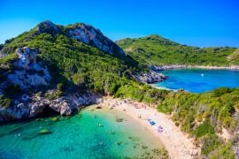 Lais Puzzle - Porto Timoni Strand bei Afionas ist ein paradiesischer Doppelstrand mit kristallklarem azurblauem Wasser auf Korfu, Ionische Insel, Griechenland, Europa - 2.000 Teile