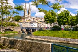Lais Puzzle - Ein Blick auf Niort vom Kai des Flusses Sevre Niortaise, Deux-Sevres, Region Poitou-Charentes, Frankreich - 2.000 Teile
