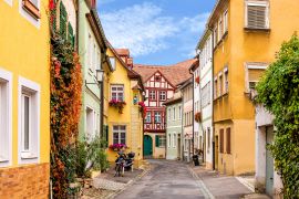 Lais Puzzle - Farbenfrohe historische Straße in Bamberg - 2.000 Teile