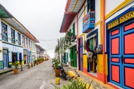 Lais Puzzle - Blick auf Kolonialgebäude in den Straßen von Filandia, Kolumbien - 2.000 Teile