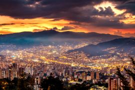 Lais Puzzle - Sonnenuntergang über Medellin, Kolumbien - 2.000 Teile
