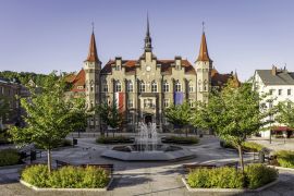Lais Puzzle - Walbrzych, Polen - malerisches neugotisches Rathaus am Magistracki-Platz - 2.000 Teile