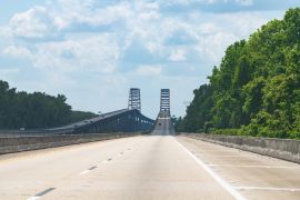 Lais Puzzle - Bay Minette mit der Interstate Highway Road i-65 in Alabama mit der Brücke von General WK Wilson Jr. über Mobile Bay Water im Sommer - 2.000 Teile