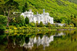 Lais Puzzle - Kylemore Abbey mit Wasserspiegelungen in Connemara, Grafschaft Galway, Irland, Europa. 1920 gegründetes Benediktinerkloster auf dem Gelände von Kylemore Castle. Mainistir na Coille Moire - 2.000 Teile